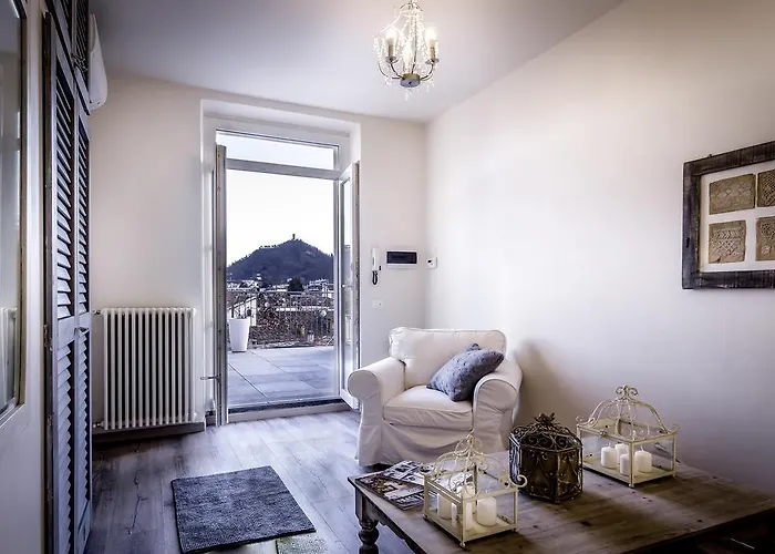 Unique View - Bymyhomeincomo Apartmán